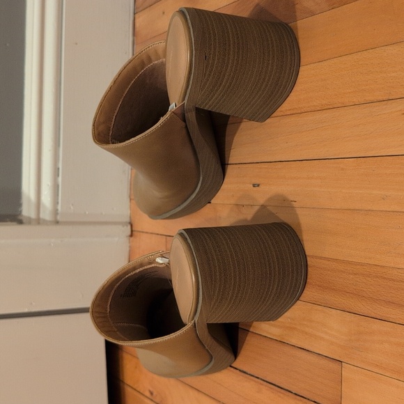 Universal Thread Heeled Mule - Picture 4 of 9